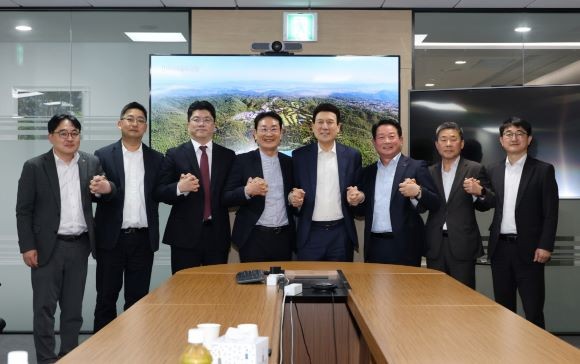 이강덕 포항시장은 지난 16일 서울 용평리조트 사무실에서 임학운 코스타밸리모나용평 대표이사와 면담을 갖고 협력 방안을 논의했다. 사진은 면담 후 기념 촬영. ⓒ 포항시
