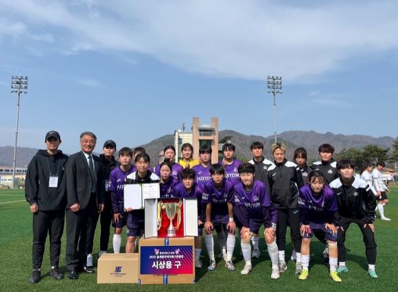 대경대학교 여자축구부는 지난 16일 강원도 화천에서 열린 2025 한국여자축구연맹전에서 대학부 3위를 차지한 후 기념촬영을 하고 있다. ⓒ 대경대학교
