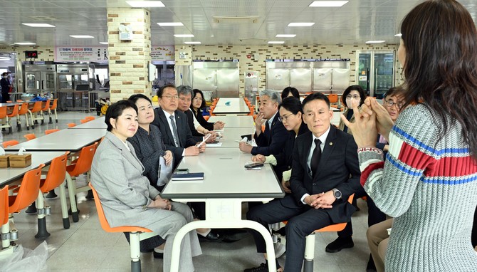 17일 종촌중학교 급식실 화재 현장을 긴급 방문해 사고 경위와 대응 현황을 점검하고, 향후 재발 방지를 위한 대책을 논의하고 있다. ⓒ 의회사무국