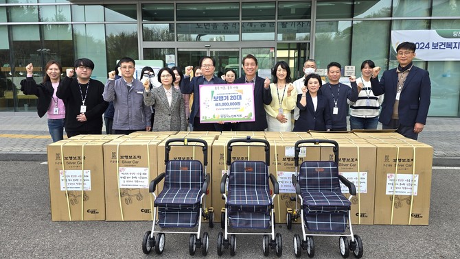 17일 거동이 불편한 지역 독거 어르신 20가구에 300만원 상당의 성인용 보행기 전달 후 기념촬영을 하고 있다. ⓒ 당진발전본부