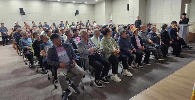 17일 지천댐 추진과 관련해 청양·부여 주민들의 불안 해소와 정확한 정보 제공을 위해 경북 영주댐 현장 견학해 보상·이주단지 등 현장 설명을 듣고 질의응답 하고 있다. ⓒ 충남도