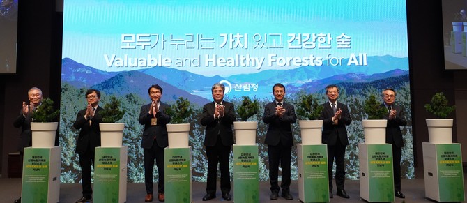 임상섭 산림청장(가운데)이 17일 한국프레스센터에서 열린 '산림녹화기록물 유네스코 세계기록유산 등재 기념식'에 참석해 기념촬영을 하고 있다. ⓒ 산림청
