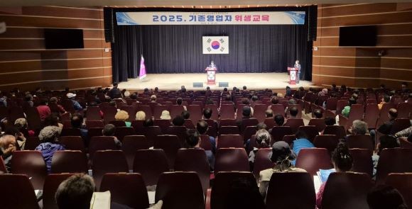 영천시는 지난 16일 영천시민회관에서 관내 일반음식점 영업주 420여 명을 대상으로 기존영업자 위생교육을 실시했다. ⓒ 영천시