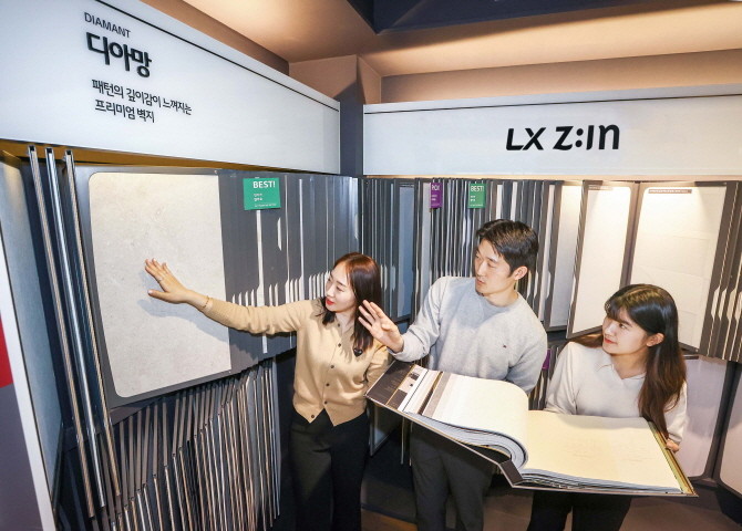 LX하우시스 지인스퀘어 전시장에서 디아망 벽지 신제품을 살펴보고 있는 모습. © LX하우시스