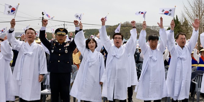 지난 17일 주산면 행정복지센터 광장에서 '제106주년 주렴산 3·1만세운동 추모 기념행사'에서 만세삼창을 하고 있다. ⓒ 보령시