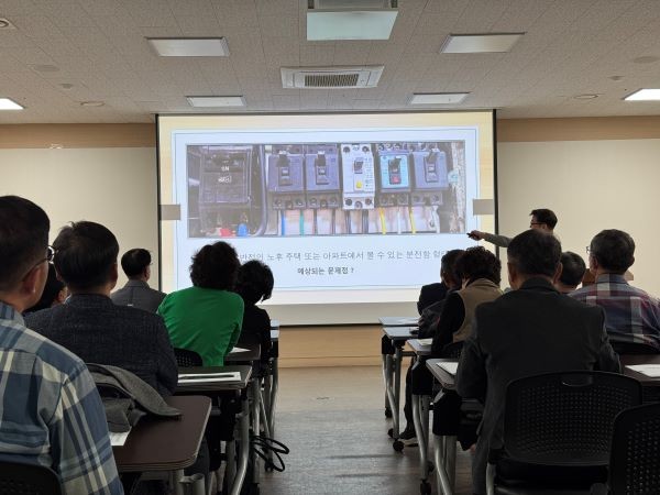 광주 남구청이 주관하는 우리동네 맥가이버 양성 교육이 지난 8일 개강식을 시작으로 11월까지 진행된다. ⓒ 광주 남구청
