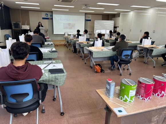봉화군이 진행한 건축도장기능사 국가기술자격증 취득과정 교육 모습. ⓒ 봉화군
