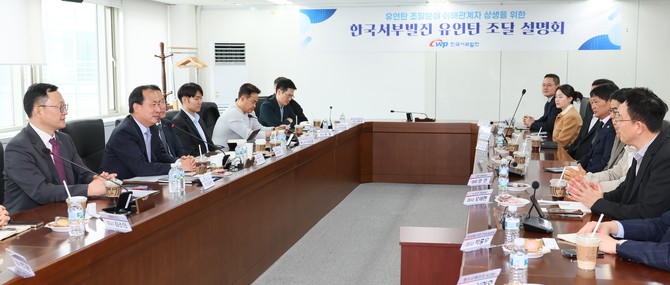 지난 17일 서울 강남 발전공기업협력본부에서 서규석 서부발전 사업부사장(왼쪽 두번째)과 유연탄 장기계약사 실무자 등이 의견을 주고받고 있다. ⓒ 서부발전