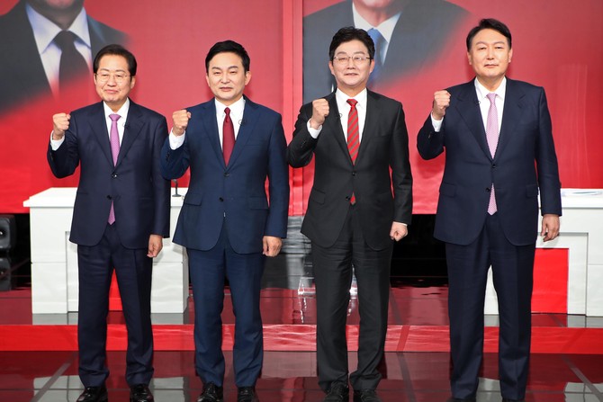 지난 2021년 10월20일 대구 MBC에서 국민의힘 대선 경선 후보자 대구·경북 합동토론회 시작 전 후보자들이 포즈를 취하고 있다. ⓒ 연합뉴스