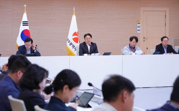 강기정 광주광역시장이 18일 오전 시청 중회의실에서 확대간부회의를 주재하고 있다. ⓒ 광주광역시