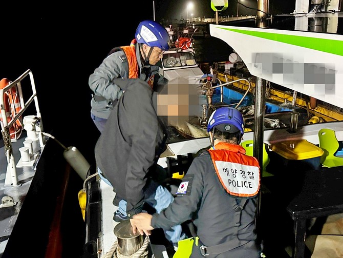 해경이 출동해 응급환자를 긴급이송 하는 모습. ⓒ 통영해경