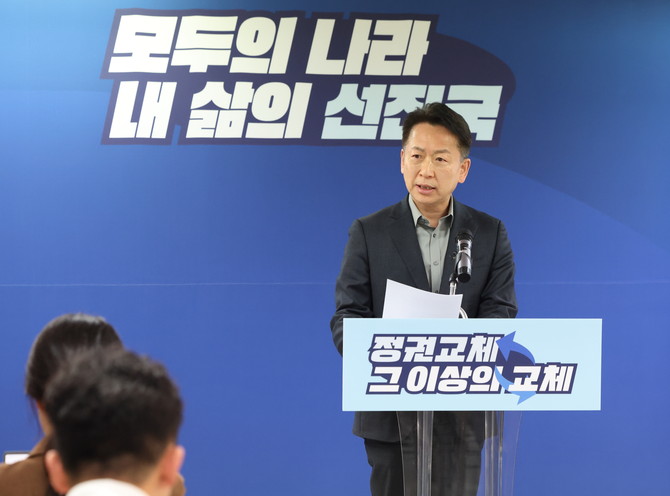 18일 민주당 김동연 대선경선 후보 측인 고영인 대리인이 ARS 여론조사 업체의 공정성 논란에 대한 의혹 해소를 촉구했다. ⓒ 김동연캠프