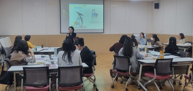 18일 공주 아트센터 고마에서 초등교사 25명을 대상으로 '놀이로 배우는 인권' 배움자리를 운영하고 있다. ⓒ 충남교육청