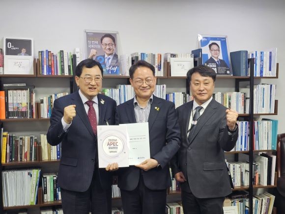 주낙영 경주시장(왼쪽)이 17일 국회 의원회관에서 허영 국회의원(가운데)과 김상철 APEC 정상회의 준비지원단장과 함께 2025년 APEC 정상회의 국비 지원 건의서를 들고 기념촬영을 하고 있다. ⓒ 경주시