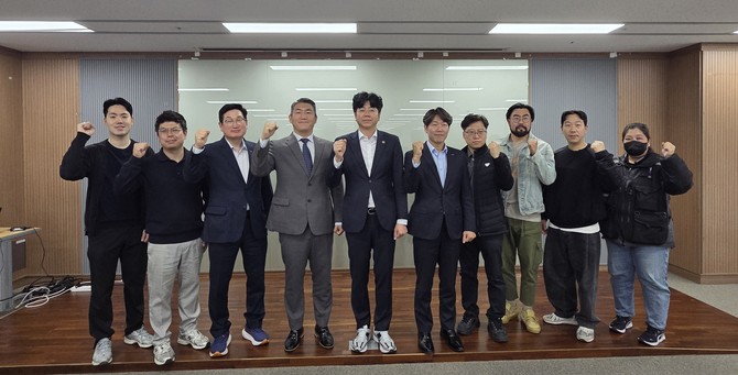 18일 도의회 회의실에서 '충청남도 상생배달앱 활성화 협의체' 회의를 개최 후 기념촬영을 하고 있다. ⓒ 의회사무국