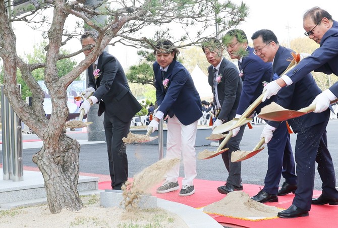 18일 ㈜더금영 신사옥 준공 기념식수을 하고 있다. ⓒ 대전시
