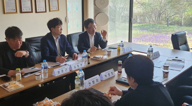 박은식 산림청 산림산업정책국장이 산불지연제 성과를 공유하고 있다. ⓒ 산림청