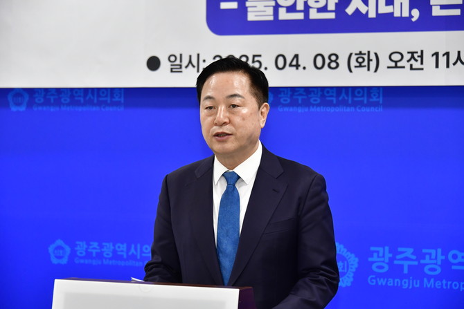 김두관 전 더불어민주당 의원이 지난 8일 오전 광주시의회에서 대선 출마 기자회견을 하고 있다. ⓒ 연합뉴스