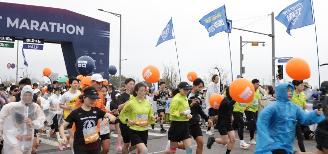 하이트진로가 19일 '2025 MBN 선셋마라톤 in 영종'에 테라라이트 협찬 브랜드로 참여한 가운데, 참가자들이 출발선에서 레이스를 시작했다. © 하이트진로