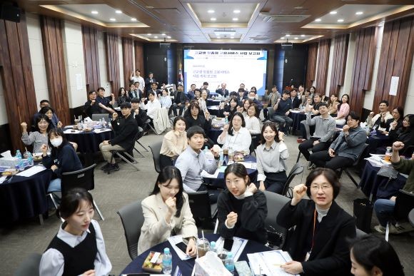 지난 18일 천마스퀘어 1층 컨벤션홀에서 '2025학년도 고교생 맞춤형 고용서비스 사업계획 보고회'를 가진 후 기념촬영을 하고 있다. ⓒ 영남이공대학교.