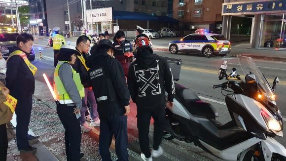구미시는 지난 17일 오후 9시부터 진미동 일원에서 구미경찰서, 한국교통안전공단 대구·경북본부와 함께 이륜차 및 자동차의 불법운행에 대한 야간 합동단속을 벌였다. ⓒ 구미시