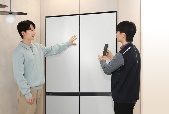 삼성전자서비스 엔지니어가 'AI 사전 케어 알림' 서비스를 통해 방문 수리 서비스를 예약한 AI 구독클럽 고객에게 상담을 제공하고 있다. ⓒ 삼성전자