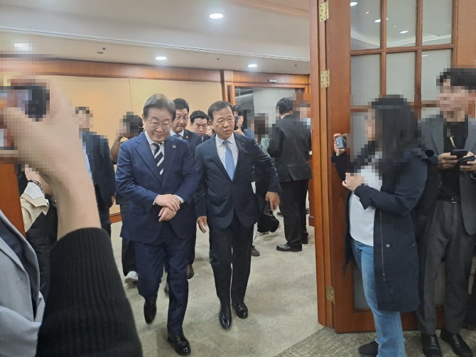 이재명 더불어민주당 대선 경선 후보가 21일 서울 여의도 소재 금융투자협회를 방문하고 있다. = 박진우 기자