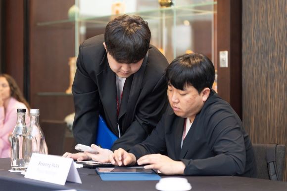 포항제철소 STS제강부 직원들이 대회에서 주어진 시뮬레이션 과제를 수행하고 있다. ⓒ 포스코