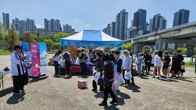 지난 20일 서울 반포한강공원 달빛광장에서 시민들을 대상으로 '찾아가는 충남관광 홍보전'을 펼치고 있다. ⓒ 충남도