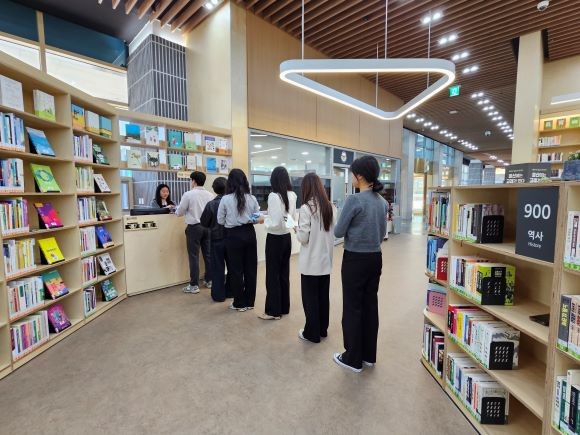 울산시청 직원들이 시청 본관 1층 로비에 위치한 '울산책방'에서 온기나눔 도서기증을 하고 있다. ⓒ 울산시