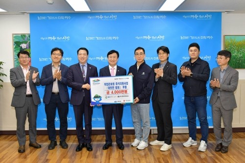 GS칼텍스 노사가 여수광양항만공사 등과 지역 취업준비생을 위해 각각 2000만원씩을 지원하는 후원 전달식을 가졌다. ⓒ 여수시