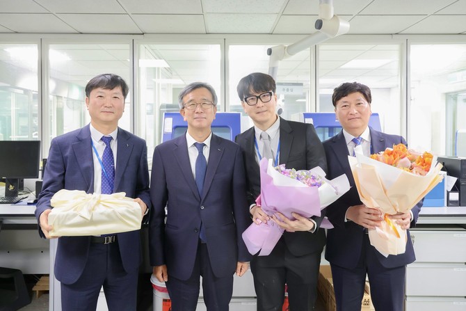 지난 20일 칭찬 주인공 간담회 직후 기념사진(왼쪽부터 정한상 차장, 정기환 회장, 최대하 과장, 강신욱 부장). © 한국마사회