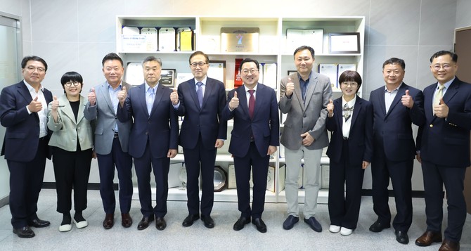 이장우 대전시장은 22일 박순재 대표이사를 만나 기업 현안을 청취하고, 지역 바이오산업의 육성과 협력 방안에 대해 심도 있는 논의 후 기념촬영을 하고 있다. ⓒ 대전시