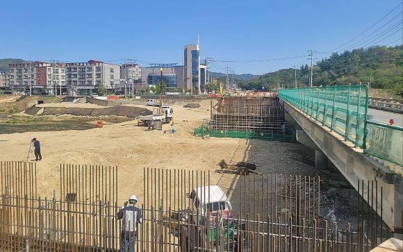 경주시 시래동 일원에서 진행 중인 시래교 재가설 공사 현장. 현재 공정률은 55%로, 하부 구조물인 교대와 교각 시공이 한창이다. ⓒ 경주시