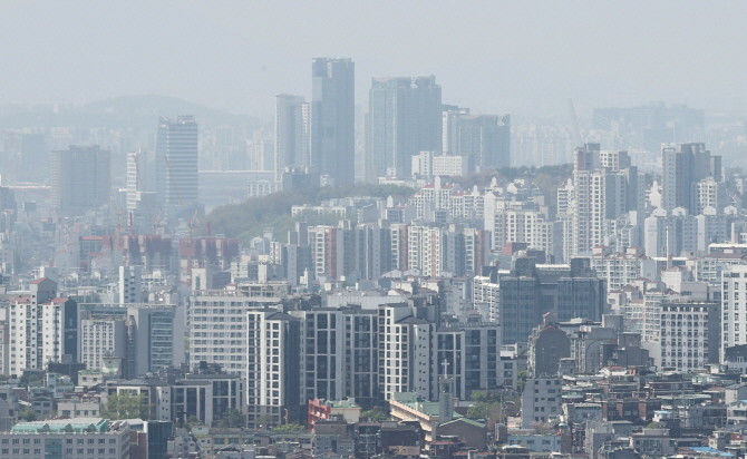 이달 20일 서울 남산에서 바라본 시내 아파트 단지의 모습. © 연합뉴스