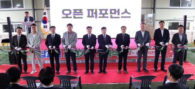 '삽교천 자전거길' 개통을 기념해 현장에서 오픈 퍼포먼스가 펼쳐지고 있다. ⓒ 충청남도