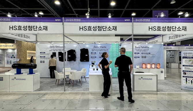 '2025 자동차부품산업 ESG·탄소중립 박람회'에서 방문객들이 HS효성첨단소재 부스를 살펴보고 있다. ⓒ HS효성첨단소재