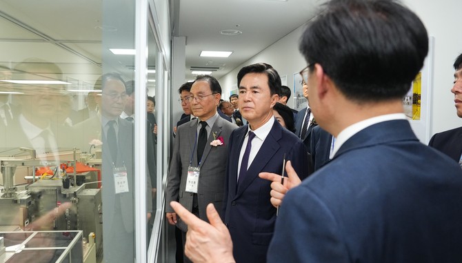 23일 천안 충남테크노파크에서 '디스플레이 혁신공정센터' 개소식을 개최 후 김태흠 지사가 공장 내부를 둘러보고 있다. ⓒ 충남도