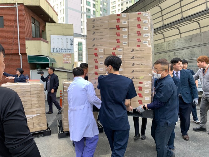 25일 열릴 이재민 돕기 바자회를 위해 힘을 모은 공영홈쇼핑과 그린닥터스. ⓒ 그린닥터스