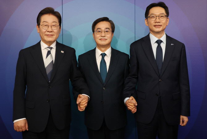 더불어민주당 이재명(왼쪽부터), 김동연, 김경수 대선 경선 후보가 23일 서울 여의도 오마이TV 스튜디오에서 열린 오마이TV 초청 토론회 시작에 앞서 기념 촬영을 하고 있다. ⓒ 연합뉴스