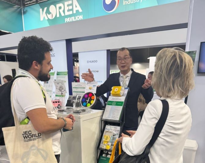 파리 JEC WORLD에서 케이비엘러먼트 부스에 방문한 람보르기니 연구원. ⓒ 케이비엘러먼트