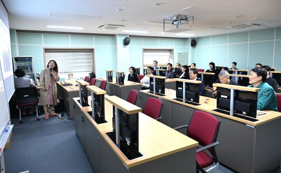 지난 22일 군위군의회는 의원 및 의회사무과 직원을 대상으로 인공지능(AI) 활용 교육을 실시했다. ⓒ 군위군의회