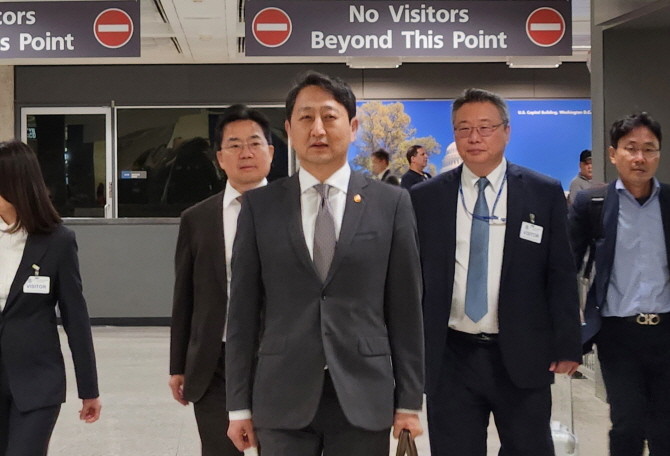 안덕근 산업통상자원부 장관이 미국과의 이른바 2+2 통상 협의를 하루 앞둔 23일(현지시간) 워싱턴DC 인근 덜레스 공항을 통해 미국으로 입국하고 있다. © 연합뉴스
