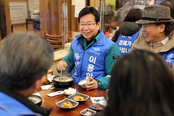 박병규 광산구청장이 찾아가는 민생 살리기 캠페인의 일환으로 시행중인 천원한끼 식당을 찾아 지역민과 소통하고 있다. ⓒ 광산구