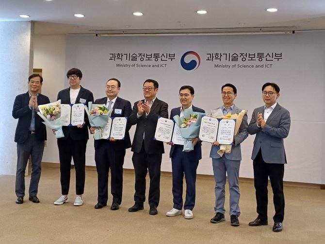 석윤찬 대표(우측 두 번째)가 수상 후 기념 촬영을 하고 있다. ⓒ 비주얼캠프