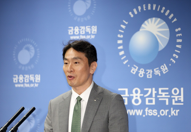 이복현 금융감독원장이 24일 서울 영등포구 금융감독원에서 열린 자본시장 현안 브리핑에서 발언하고 있다. ⓒ 연합뉴스