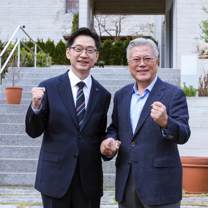 김경수 전 경남지사(왼쪽)와 문재인 전 대통령. ⓒ 연합뉴스