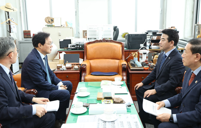 박완수 경남도지사가 박정 예결위원장에게 국비사업을 설명하고 있다. ⓒ 경남도