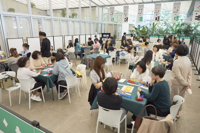 지난 23일 현대백화점 목동점 7층 보타닉 하우스에서 개최된 '브리지 토너먼트' 대회 전경 사진. © 현대백화점