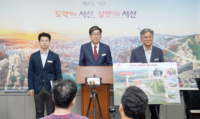 최신득 서산시 환경녹지국장이 24일 시청 브리핑룸에서 친환경 체험관광형 자원회수시설 설치 사업의 추진 현황을 설명하고 있다. ⓒ 서산시